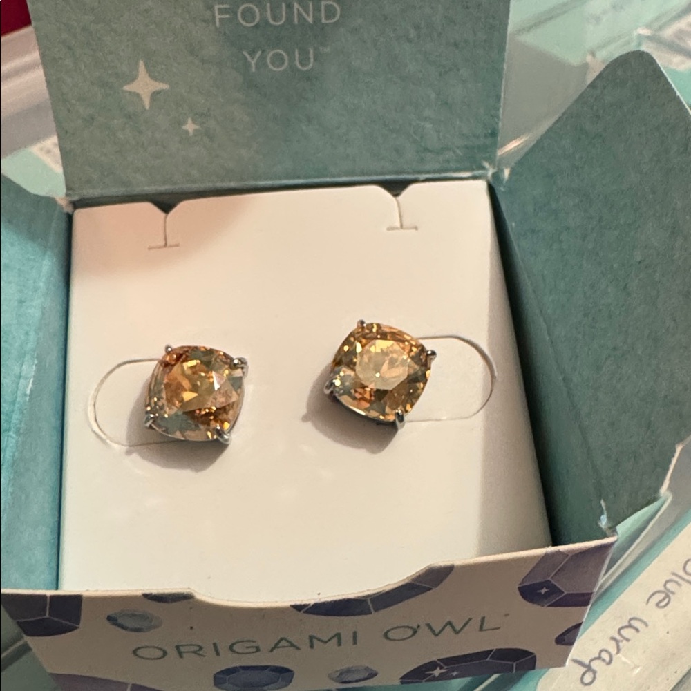 Origami Owl ER002 Collectors Club Clara earring with Golden shadow Crystals